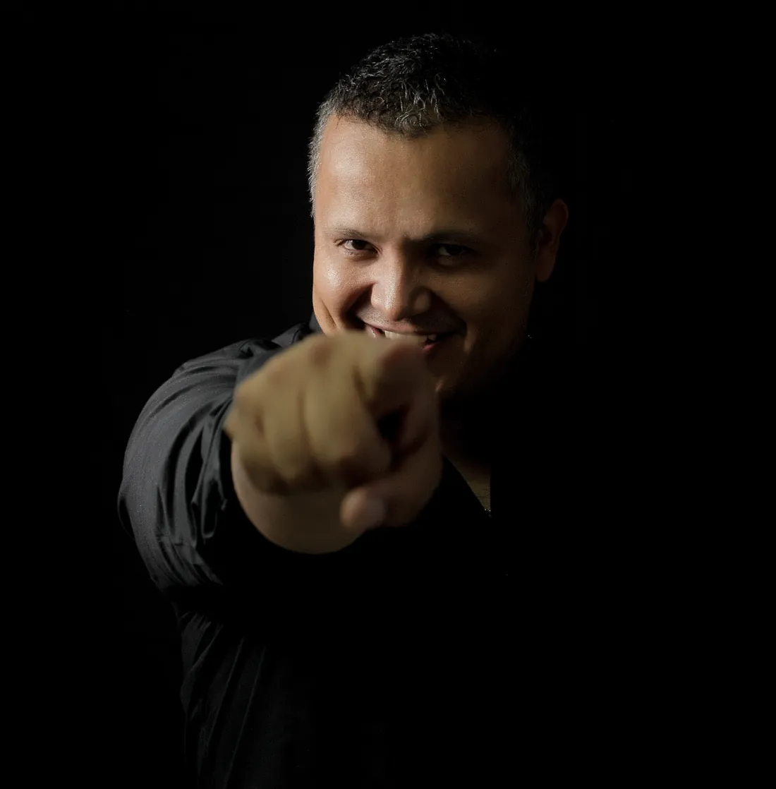 Andrés Gelvez sonriendo y señalando al frente