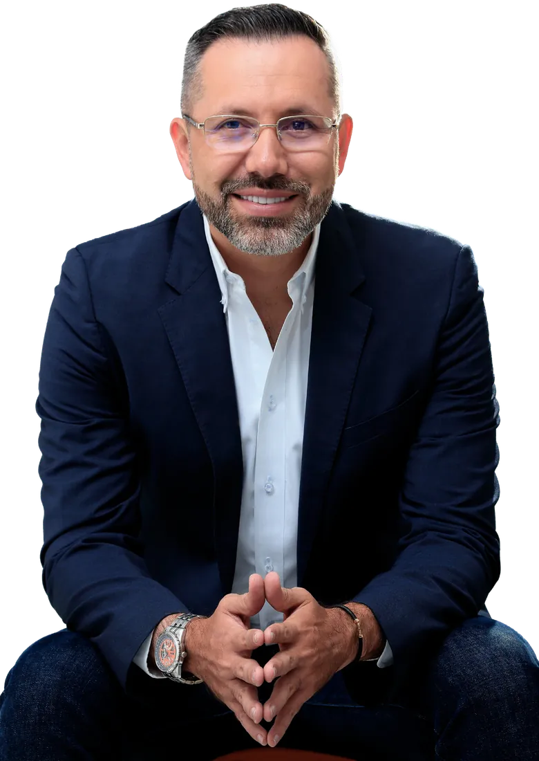 Jaime Andrés Beltrán sentado, con saco azul y camisa blanca