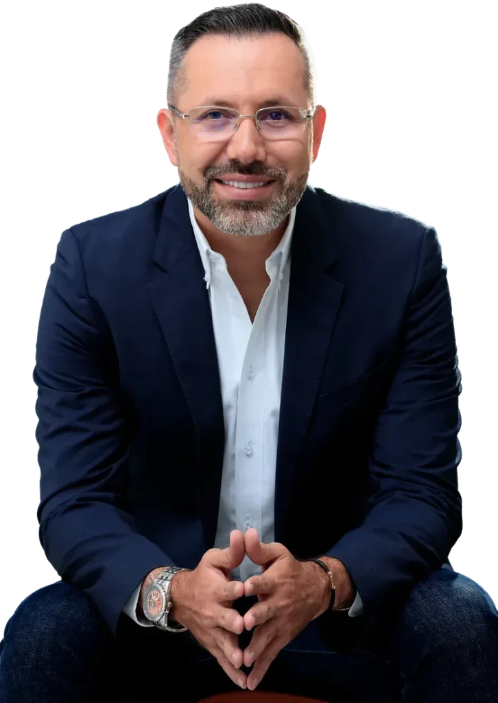 Jaime Andrés Beltrán sentado, con saco azul y camisa blanca